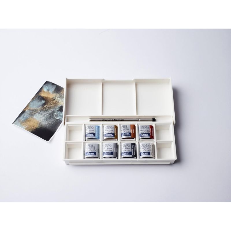 Coffret peinture aquarelle irisée Cotman - 8 couleurs métalliques Cotman + 1 pinceau Winsor & Newton Coffret peinture aquarelle irisée Cotman - 8 couleurs métalliques Cotman + 1 pinceau Winsor & Newton