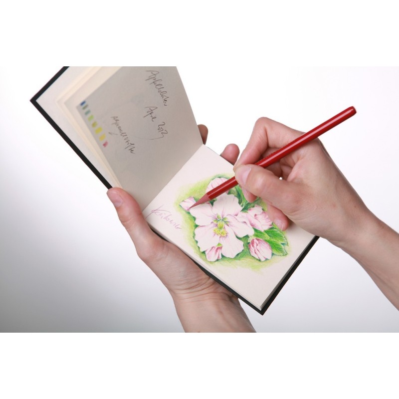 Carnet de croquis Hahnemühle tenant dans la poche pour crayons et fusains.