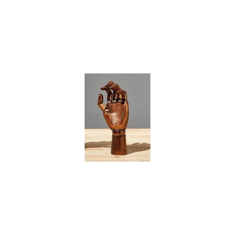 Main de femme en bois teinté brun