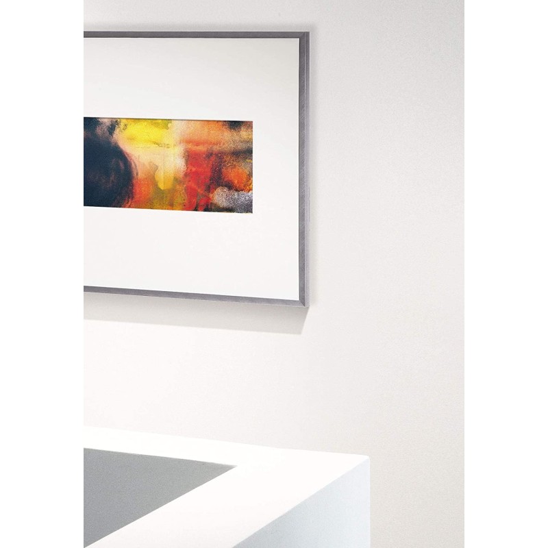 Cadres aluminum gris sur un mur