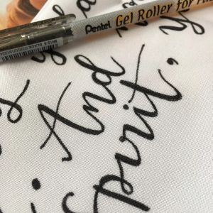 Dessins et écriture avec le stylo gel noir pour tissu