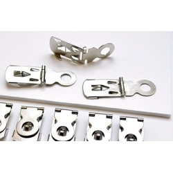 Attaches à charnière pour cartons mousse